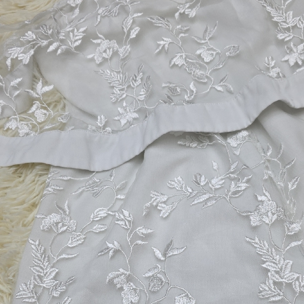 Chic White Floral Embroidered Women's Blouse - Picture 2 of 7